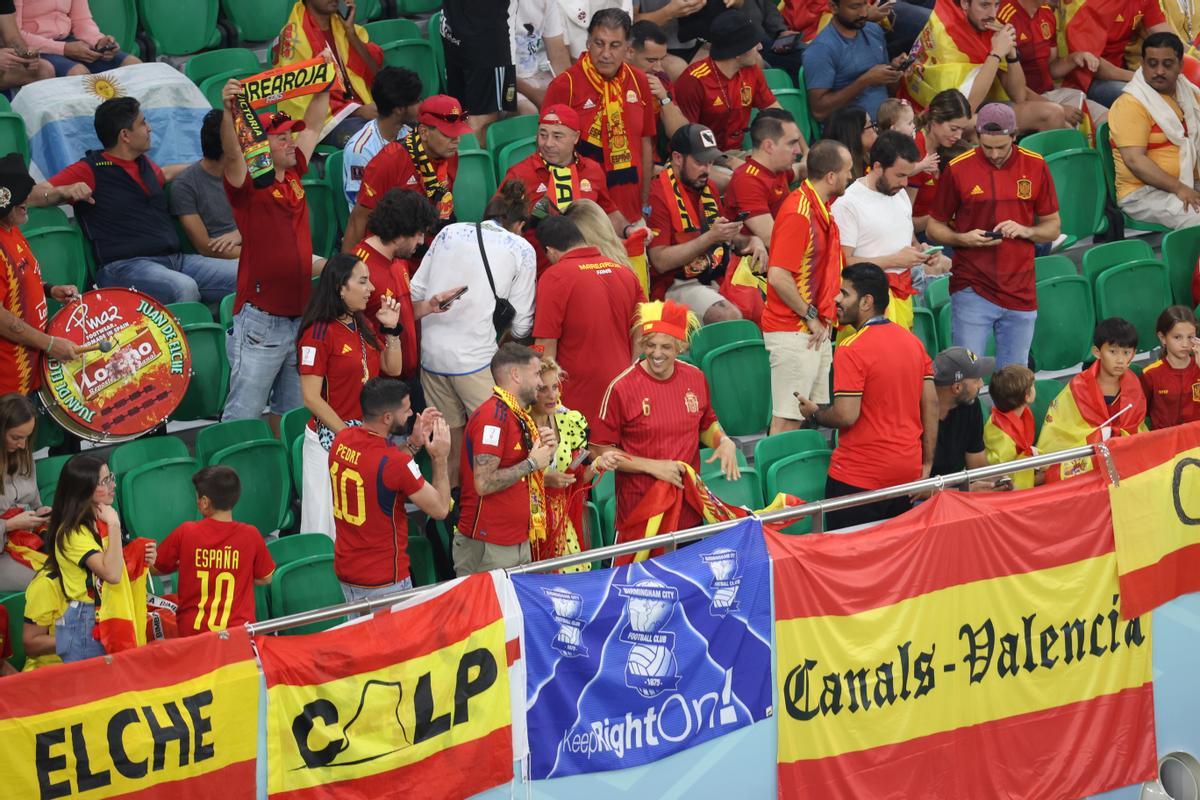 Doha (Qatar), 23/11/2022.- Supporters of Spain prior the FIFA World Cup 2022 group E soccer match between Spain and Costa Rica at Al Thumama Stadium in Doha, Qatar, 23 November 2022. (Mundial de Fútbol, España, Catar) EFE/EPA/Abedin Taherkenareh