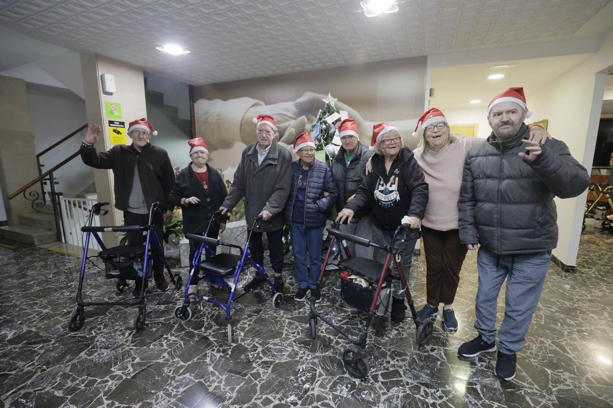 Los taxistas pasean a los mayores por Palma