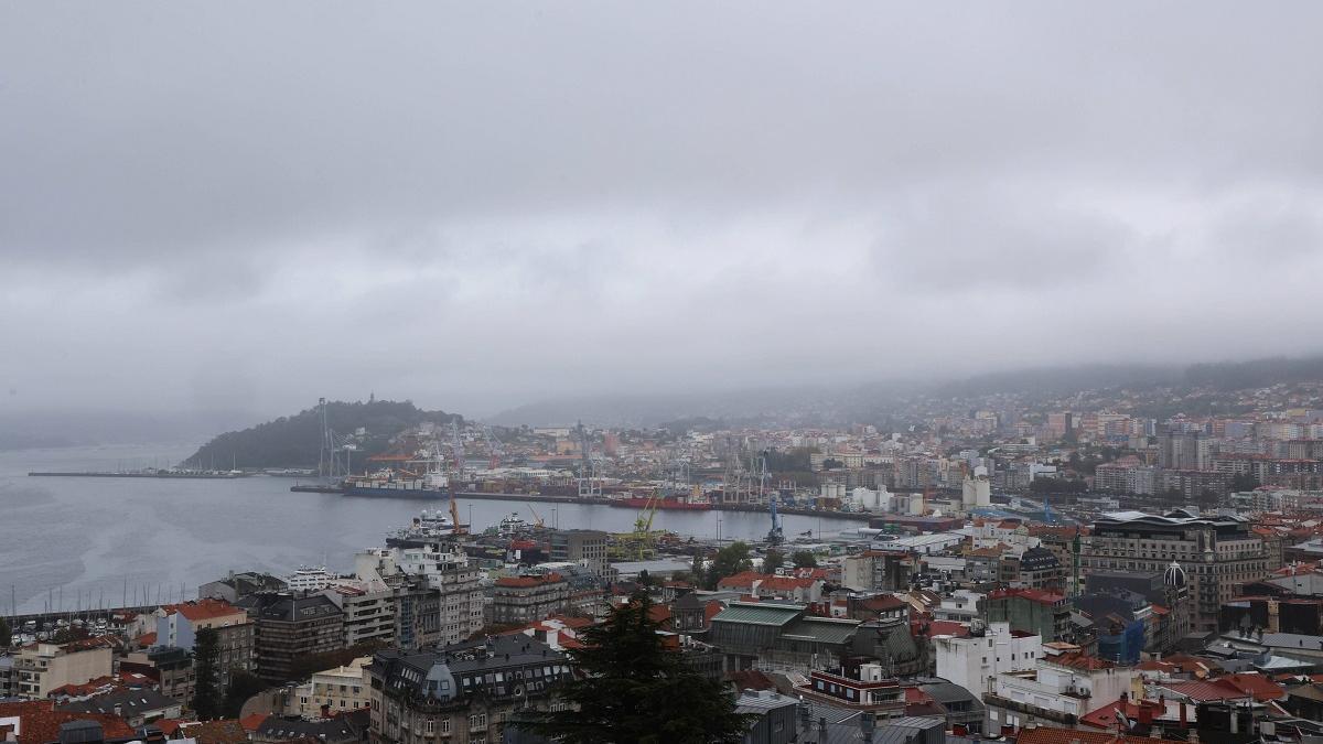 Por el tragaluz de la vivienda entra agua en los días de lluvia. En la imagen, vista del centro urbano de Vigo.