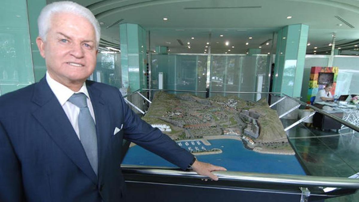 Santiago Santana Cazorla, ante la maqueta de los proyectos turísticos de su grupo en la Playa de Taurito