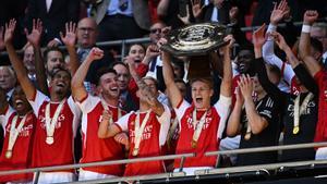 Martin Odegaard eleva la bandeja de la Supercopa inglesa tras el triunfo del Arsenal sobre el City. 