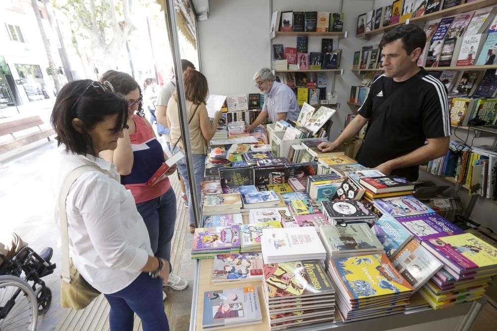 Ambiente del sábado en la Feria del Libro de Murcia