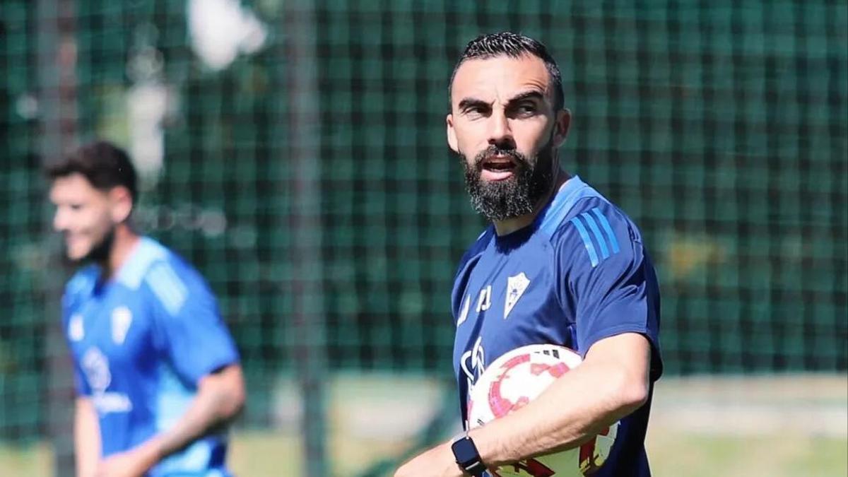 Carlos de Lerma dirige un entrenamiento del Marbella FC.