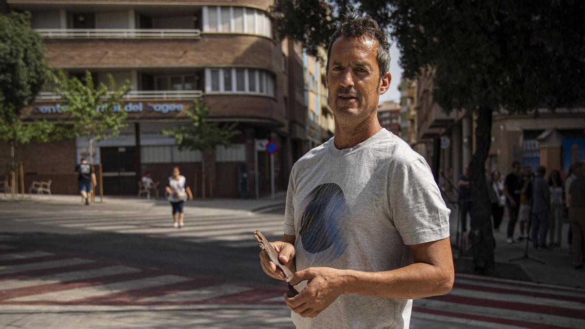Marc Sellarès, autor de "Metralla" amb la peça que ha inspirat l'escultura a les mans, avui, a la plaça de la Independència de Manresa