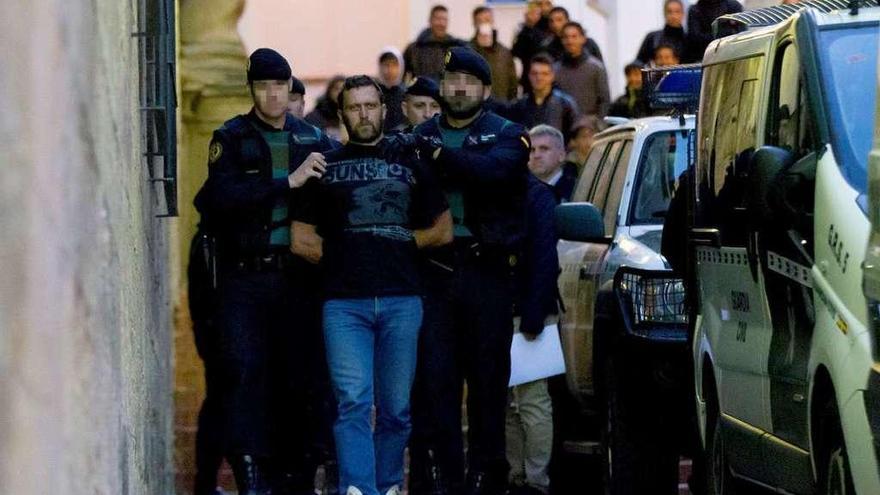 Agentes de la Guardia Civil trasladan a Norbert Feher.