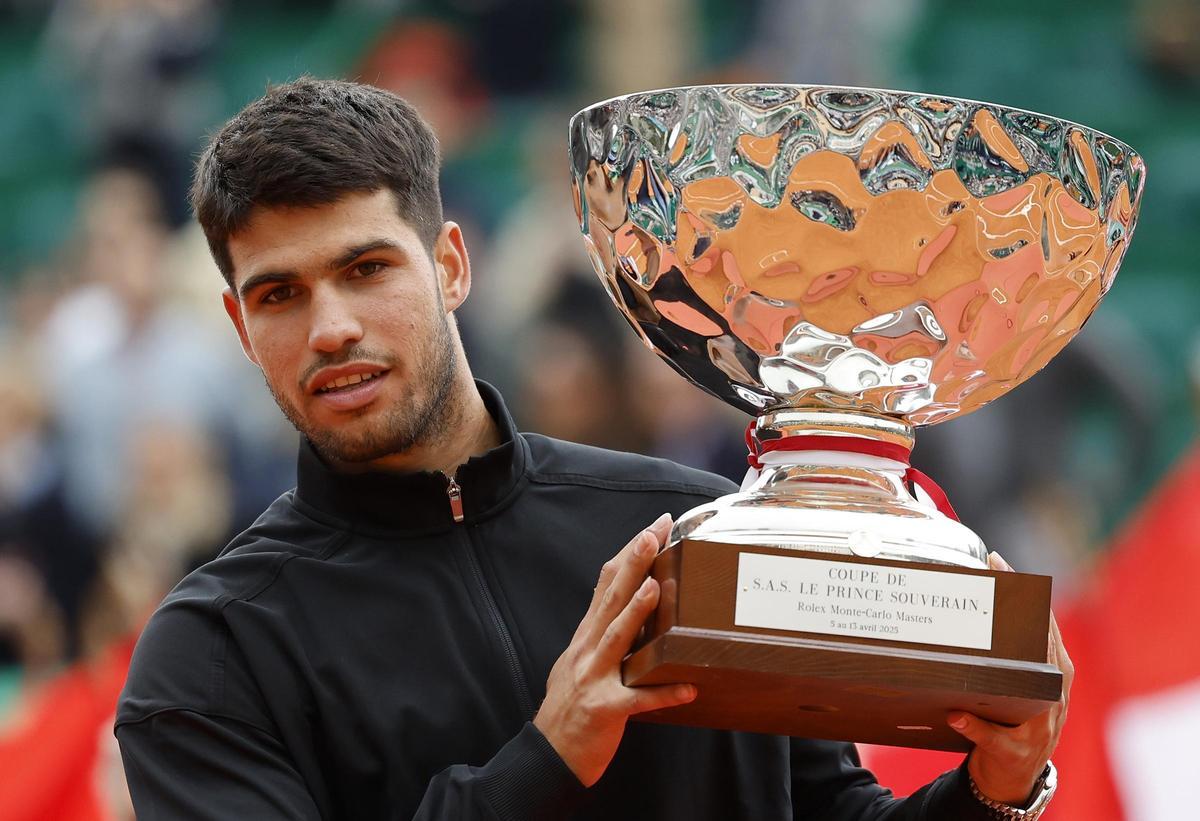 Carlos Alcaraz posa con el trofeo del Masters de Montecarlo.