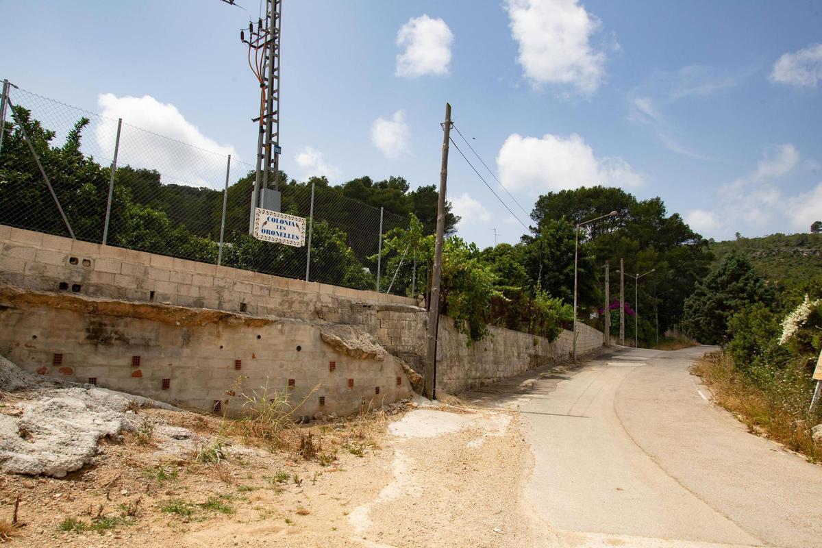 Acceso a la Colonia Les Oronelles.
