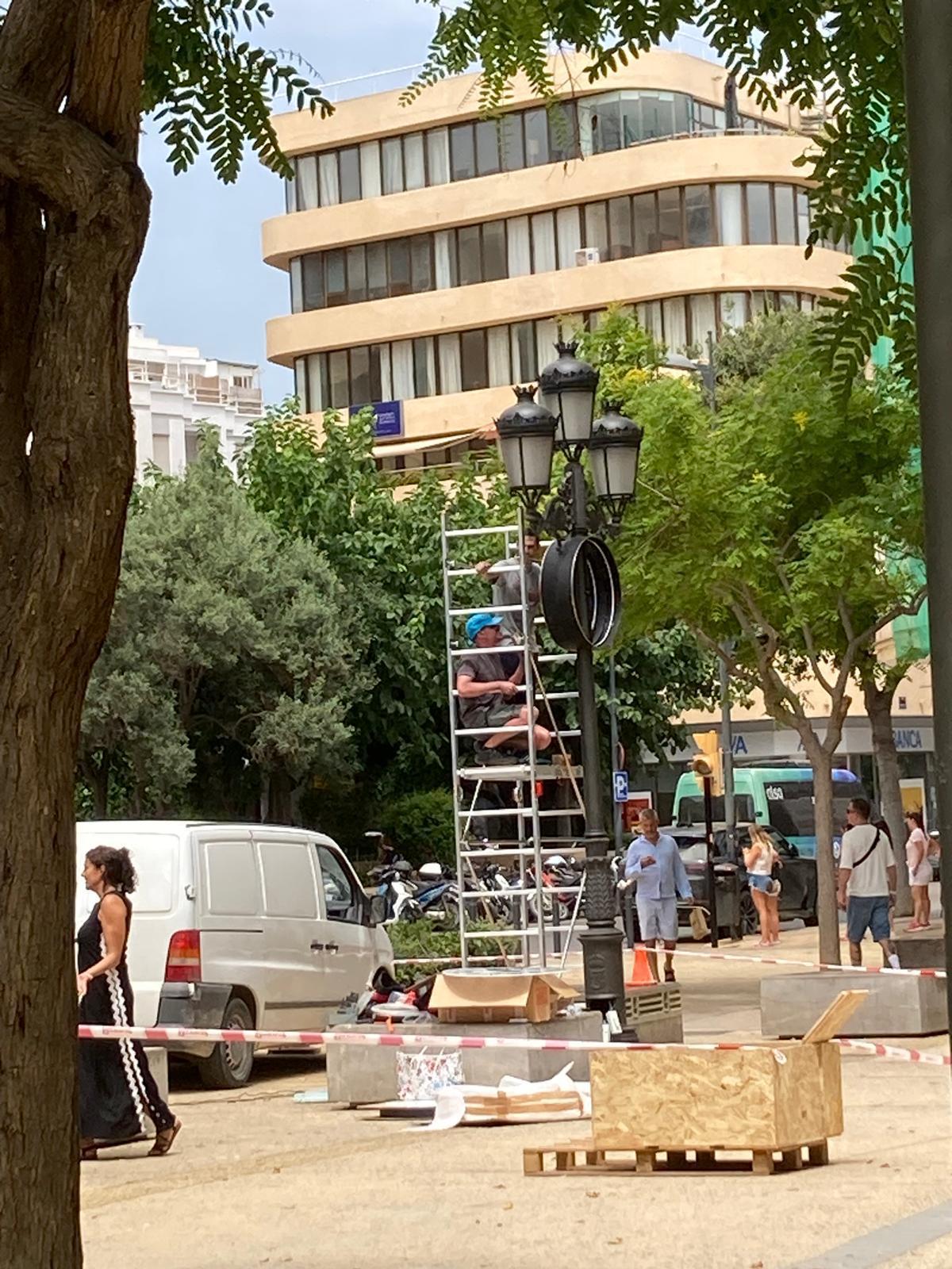 Comienzan los trabajos para instalar el nuevo reloj de Vara de Rey.