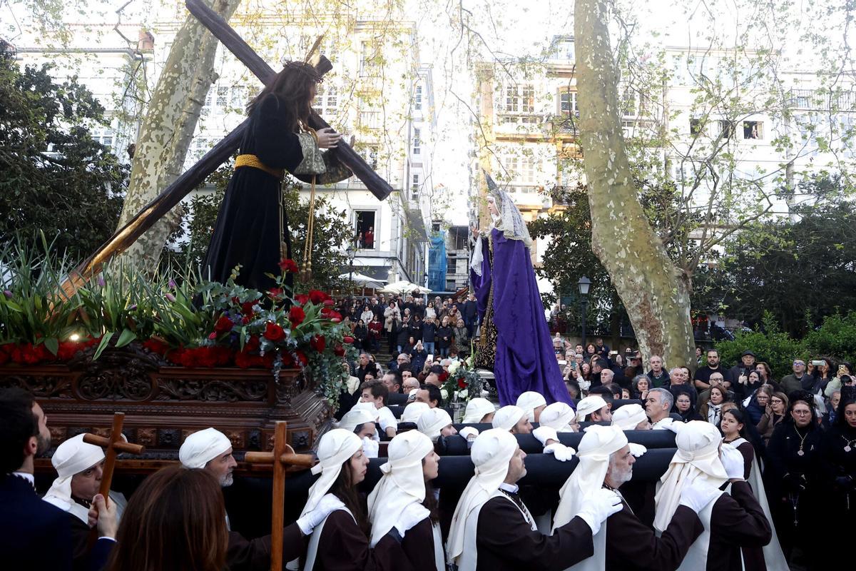 Salida de la procesión de Nuestro Padre Jesús Nazareno y Nuestra Señora de la Amargura desde la Orden Tercera.