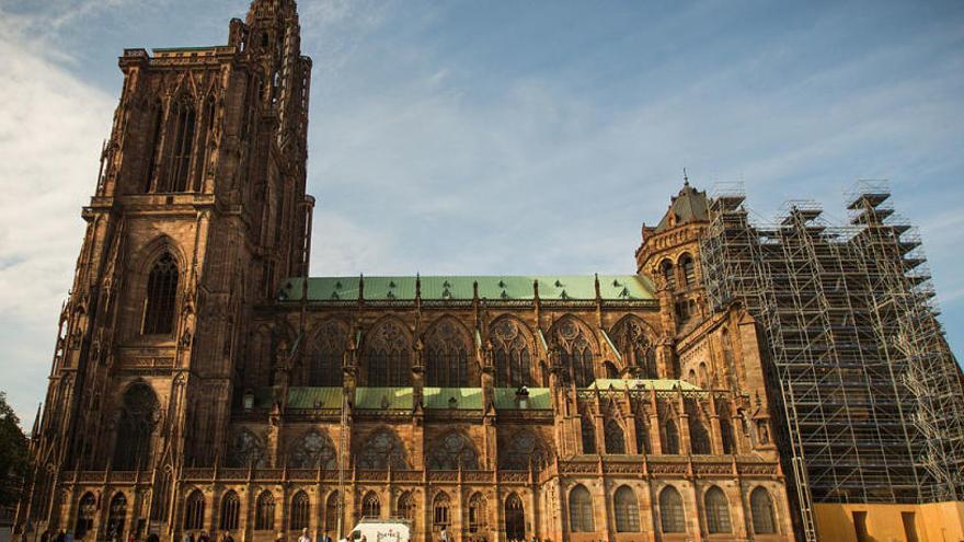 Un dron sense autorització s&#039;encalla a l&#039;agulla de la catedral d&#039;Estrasburg