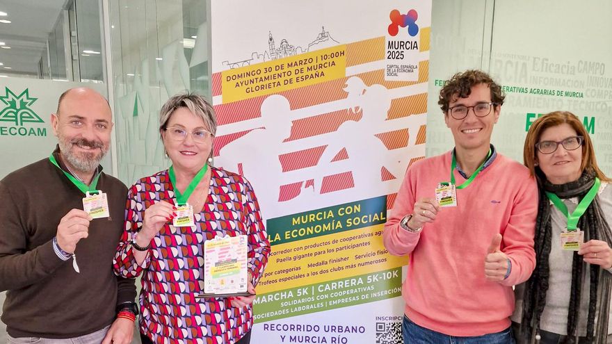 Parte del equipo de Fecoam, con las medallas que se entregarán el próximo domingo a todos los participantes.