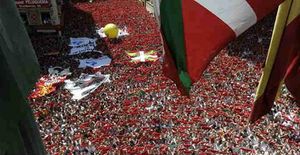 Milers de persones llancen el tradicional ’pañuelico’ vermell a la plaça de l’Anjuntament de Pamplona.