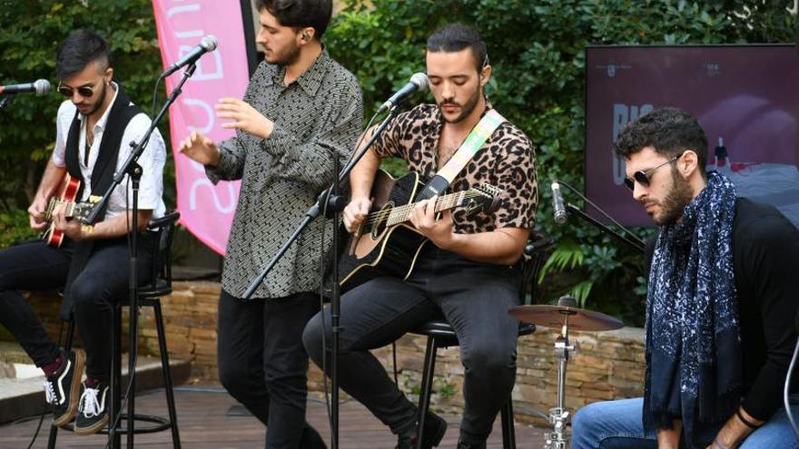 Arde Bogotá actuó en el jardín del Palacio Longoria de Madrid durante la presentación del evento.  | ALBERTO HERNÁNDEZ