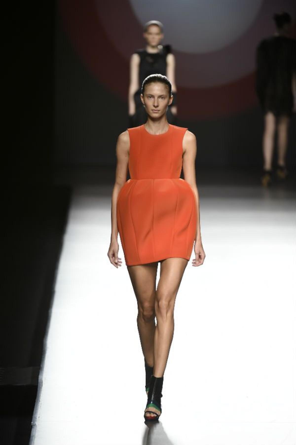 Desfile de la colección primavera-verano 2017 de Amaya Arzuaga en MBFWM: naranja