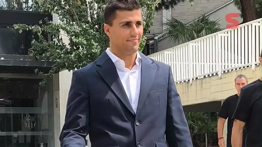 Rodri sale de las oficinas del Spotify Camp Nou