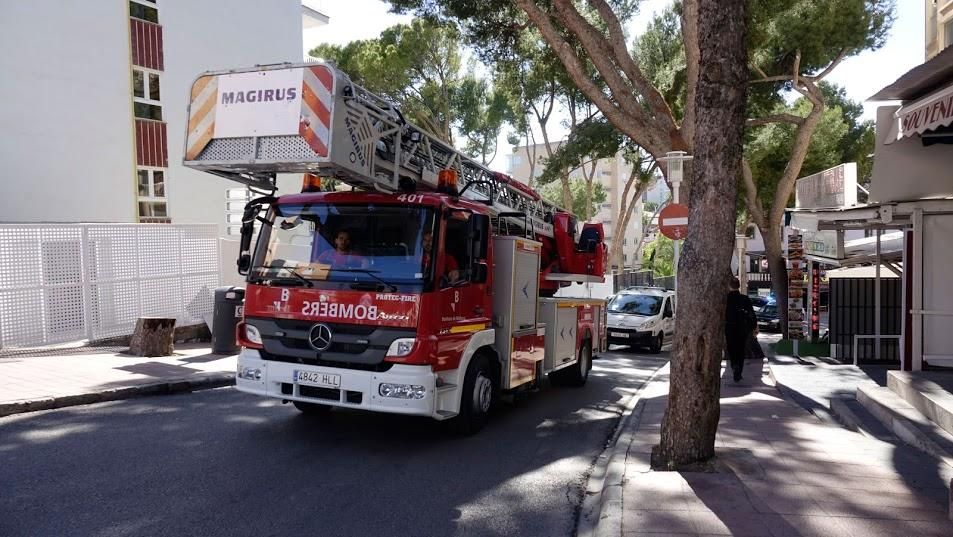 Desalojan a cien personas de un hotel de Magaluf tras detectar humo en la azotea