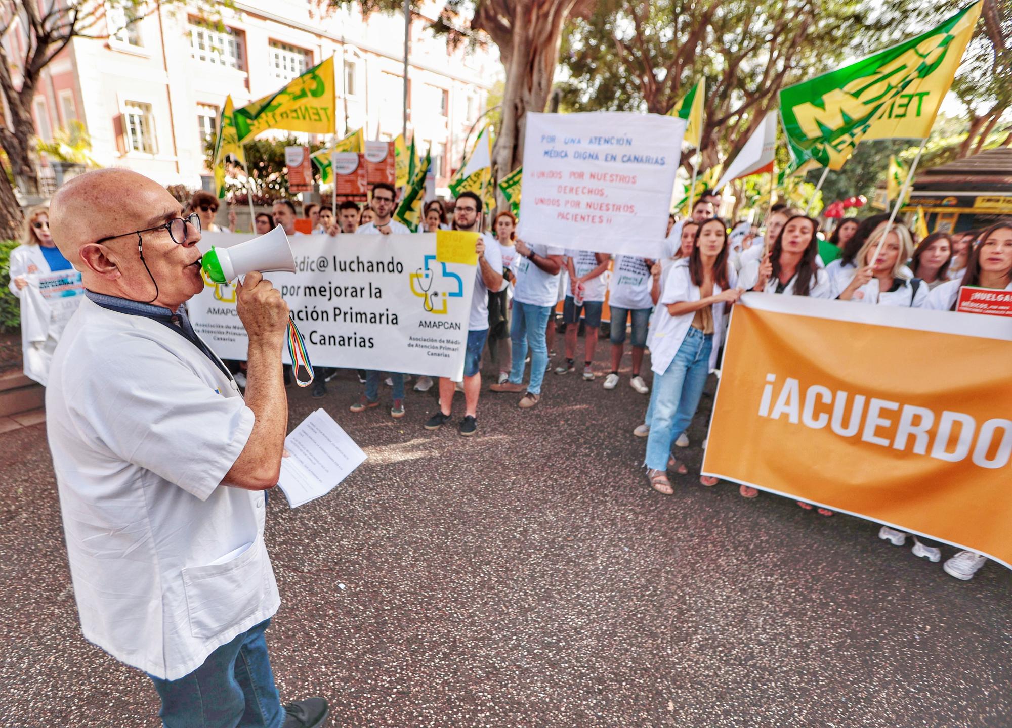 Primera jornada de huelga de médicos en Canarias. Manifestación en el exterior de la sede de la Consejería de Sanidad.