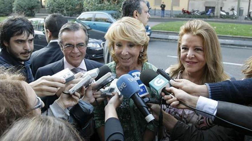 Esperanza Aguirre, ayer, rodeada de periodistas.  // Efe