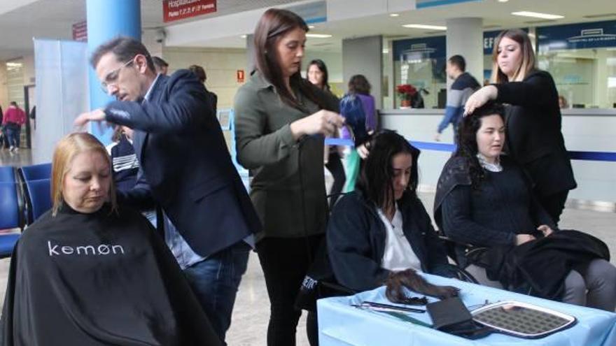 Algunas de las participantes en la jornada solidaria para reunir cabello para enfermos.