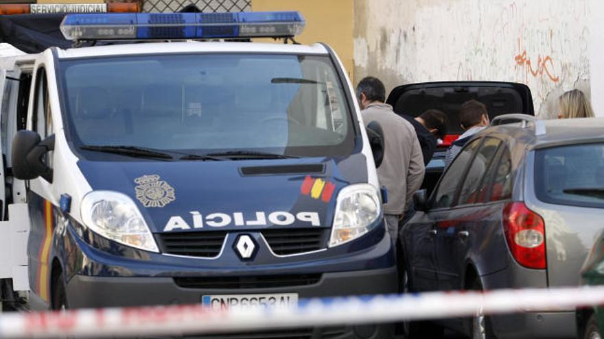 Momento en el que la policía investigaba el coche en el que se descubrió el cadáver de Slavador Andrés Reina.