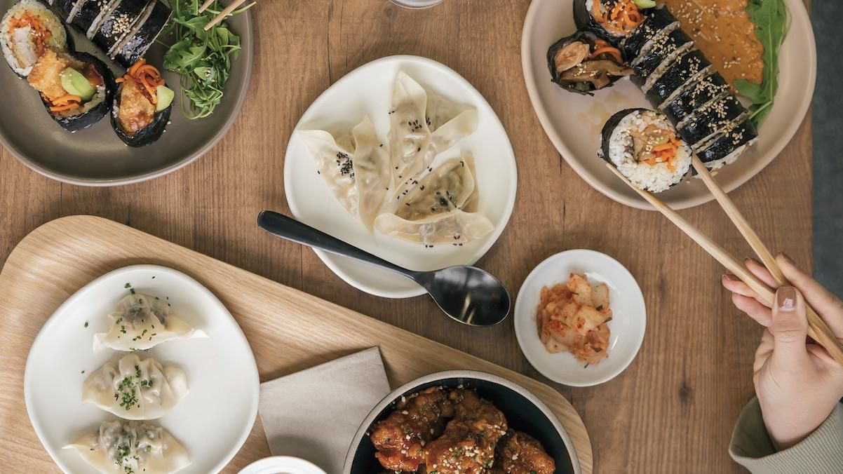 Platos de Mama Uma, un puesto de cocina coreana en el Mercado de Barceló (Madrid).