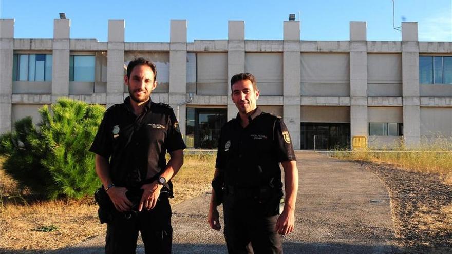 Dos policías de Plasencia salvan a una mujer de morir, en el último minuto