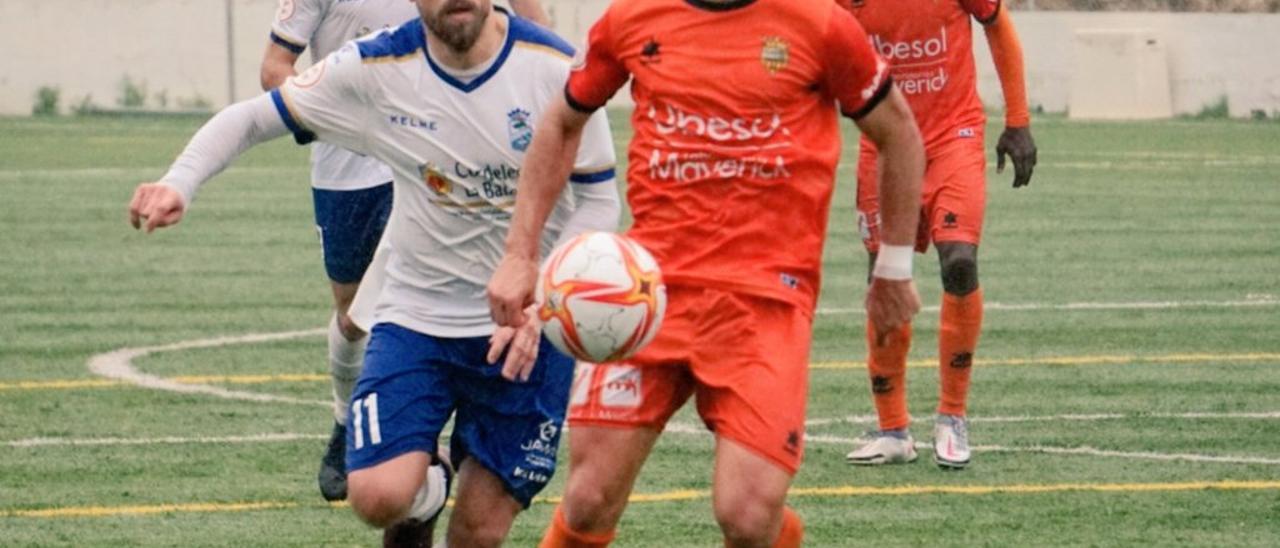 El Atzeneta ante el Callosa, en un partido marcado por la lluvia