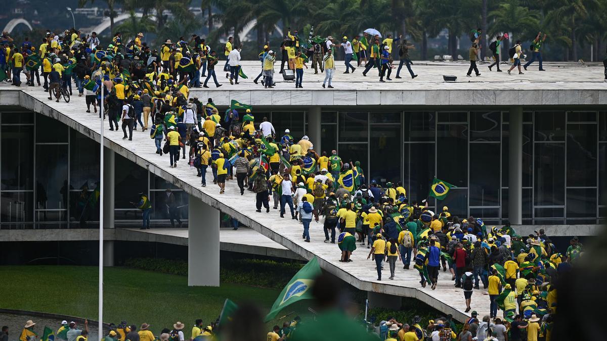 Simpatizantes de Jair Bolsonaro, mientras invaden el Congreso Nacional, el 8 de enero de 2023.