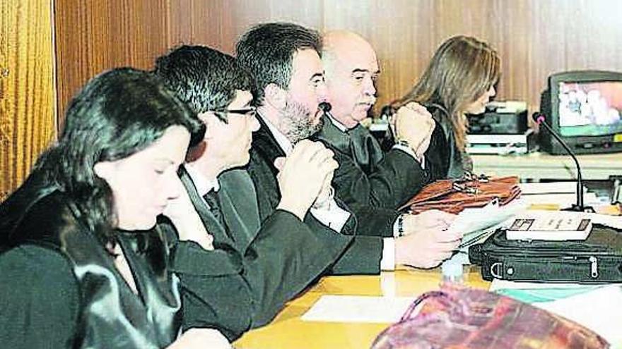 Alfonso Díaz Monux, segundo por la izquierda, en un juicio. / a. g.