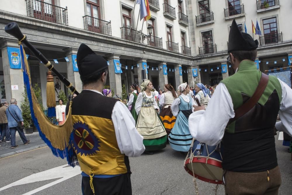 Alcalde y concejales del Ayuntamiento de Oviedo celebran el día del bollo