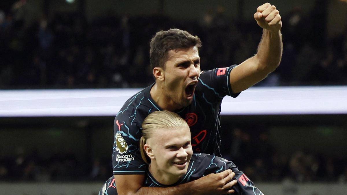 Rodri, aupado sobre Haaland, autor de los dos goles.