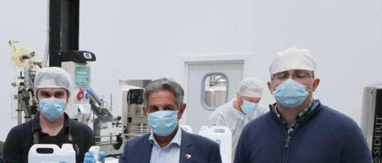 Rubén Leivas (a la derecha) y su socio, David Martínez, flanquean al presidente cántabro, Miguel Ángel Revilla, que visitó la fábrica esta semana.