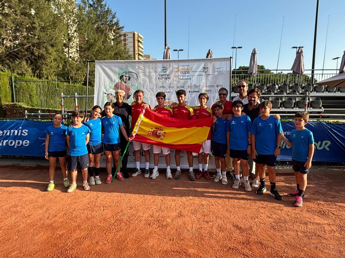 La selección española junto al presidente Ole Andresen, miembros de la Junta directiva y recogepelotas del Club.