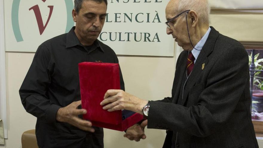 Botifarra recibe la medalla de manos de Grisolía.