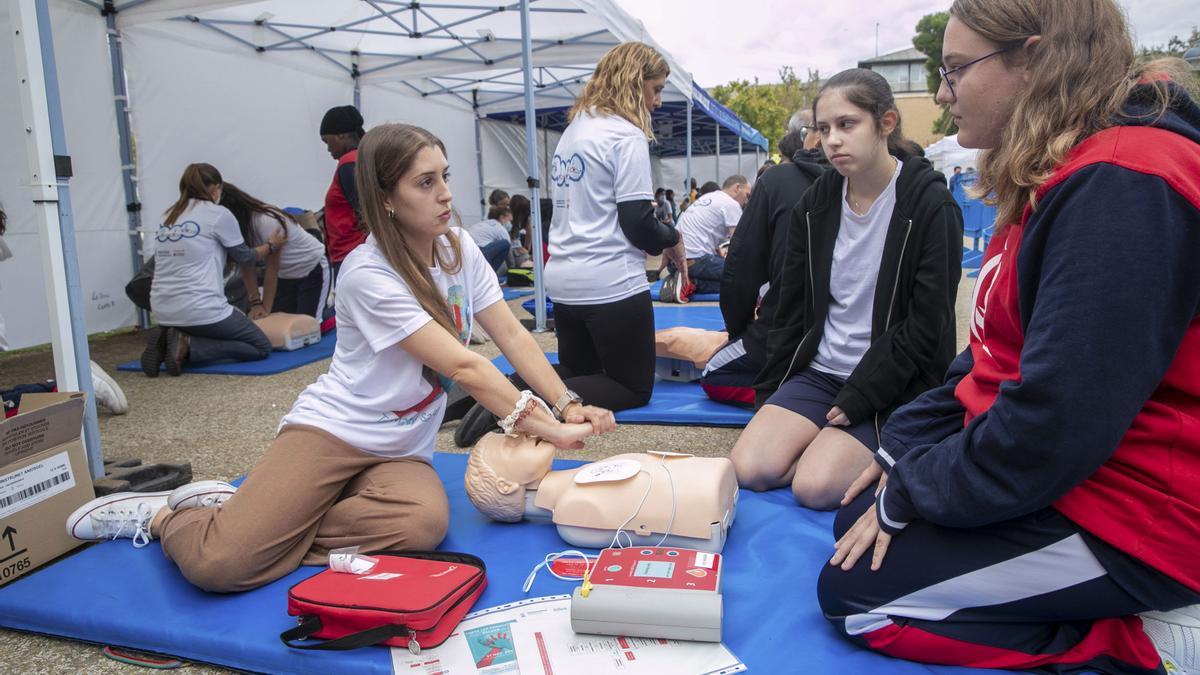 Unos jóvenes atienden a la explicación.