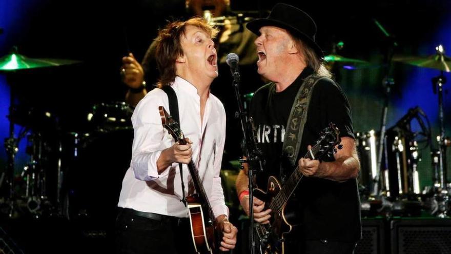 Paul McCartney y Neil Young, juntos en el escenario del festival californiano.