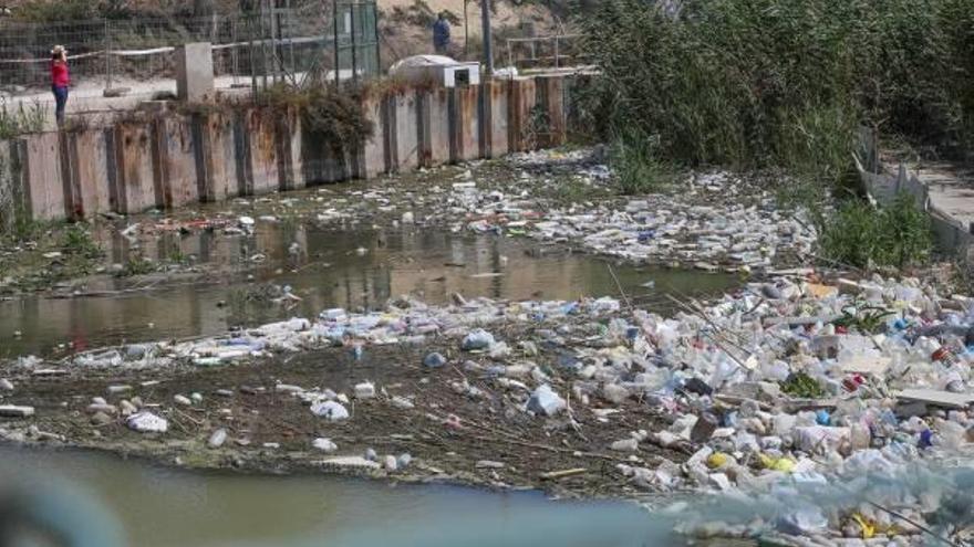 Basura acumulada en la desembocadura del río en Guardamar.