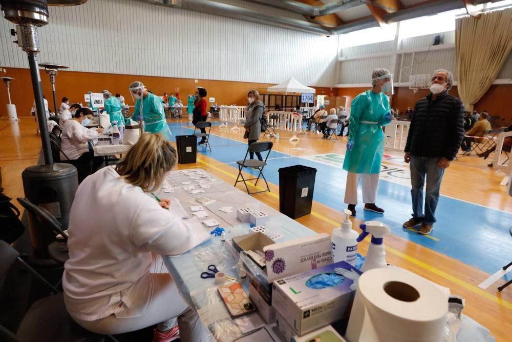 Pilar Costa visita el dispositivo de cribado de Santa Eulària.