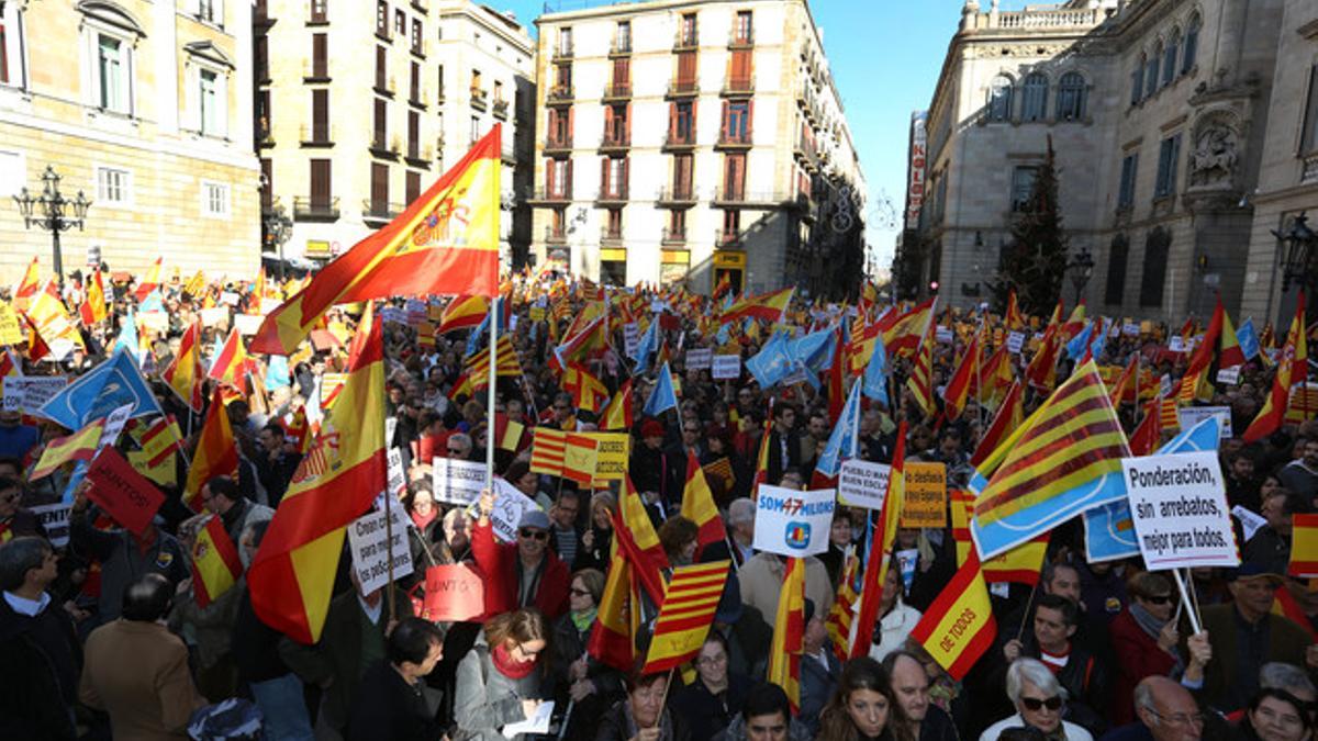 Manifestación en defensa de la Constitución, en la plaza Sant Jaume de Barcelona.