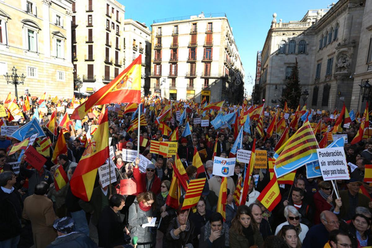 Manifestació en defensa de la Constitució, a la plaça Sant Jaume de Barcelona. Manifestació en defensa de la Constitució, a la plaça Sant Jaume de Barcelona.