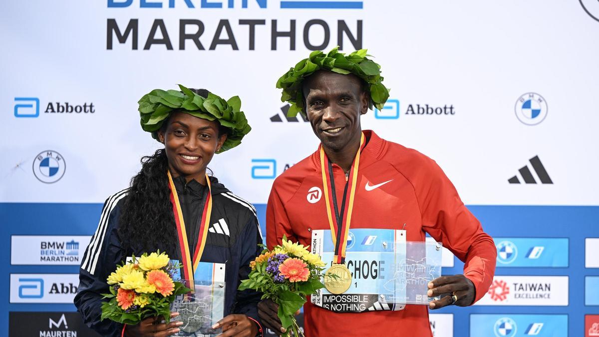 Assefa y Kipchoge, campeones en Berlín