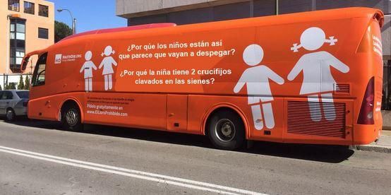 Las críticas al vehículo transfóbico del colectivo ultracatólico corren en forma de humor por las redes sociales.