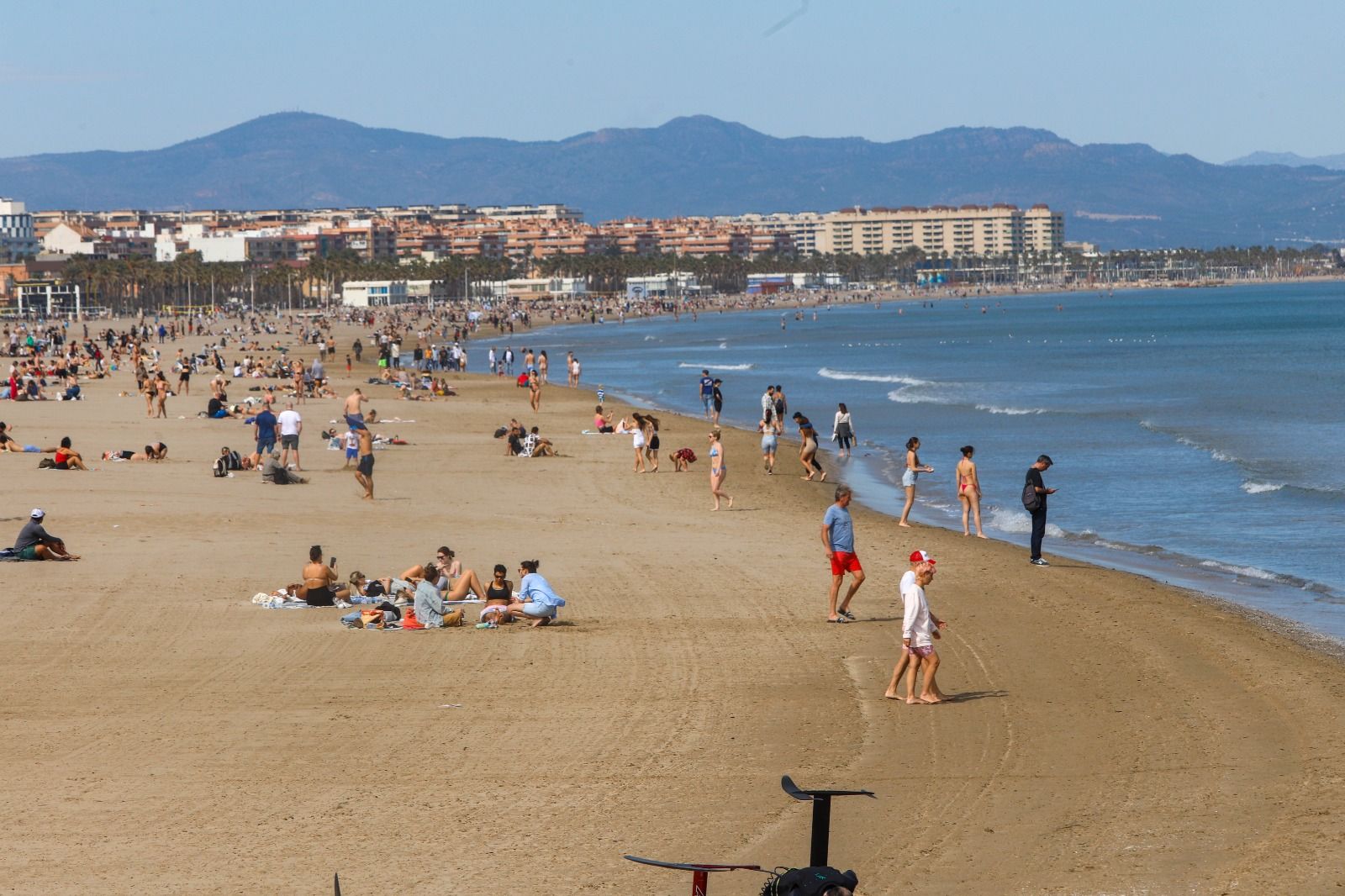 Los valencianos toman la playa en un sábado que roza los 30 grados