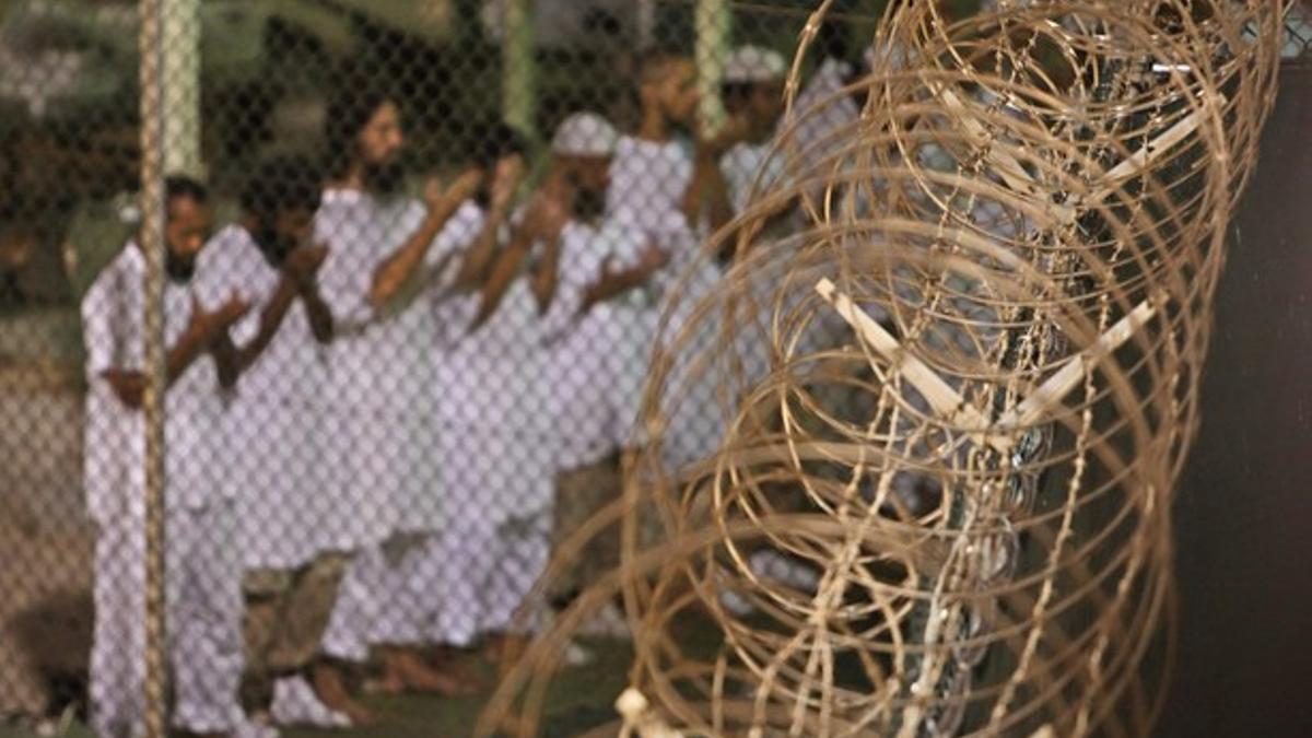 Detenidos de Guantánamo  rezan en direcció a La Meca.