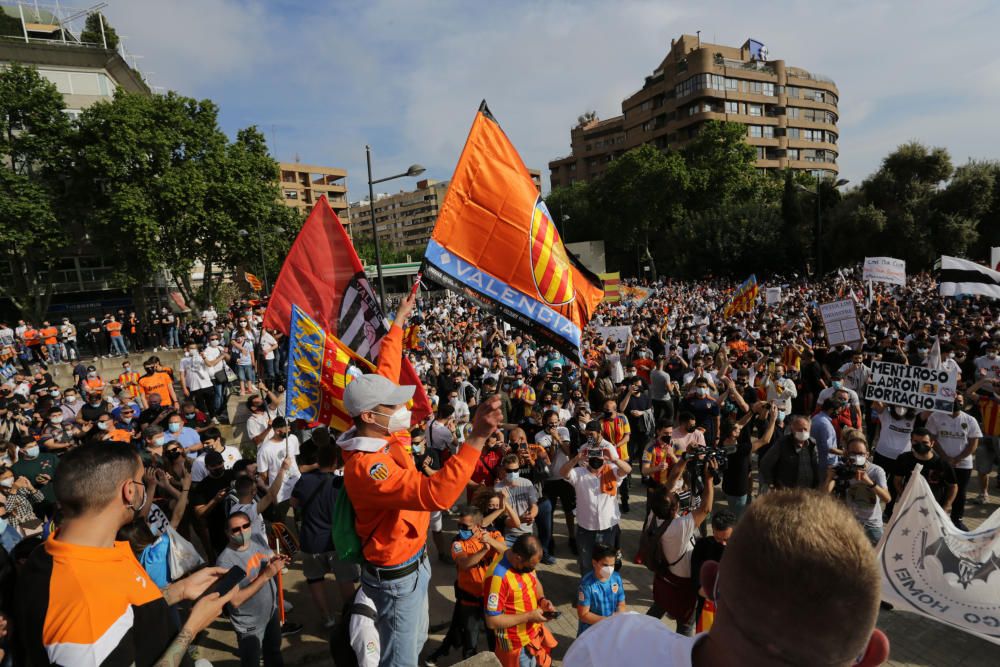 Manifestación de la Afición del Valencia contra Peter Lim