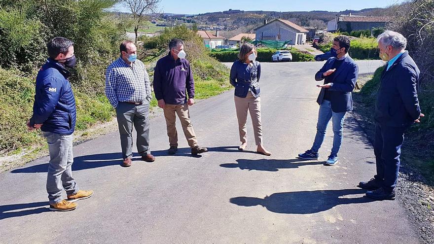 El delegado Luis López, durante una visita a la que acudieron integrantes del PP y el BNG.