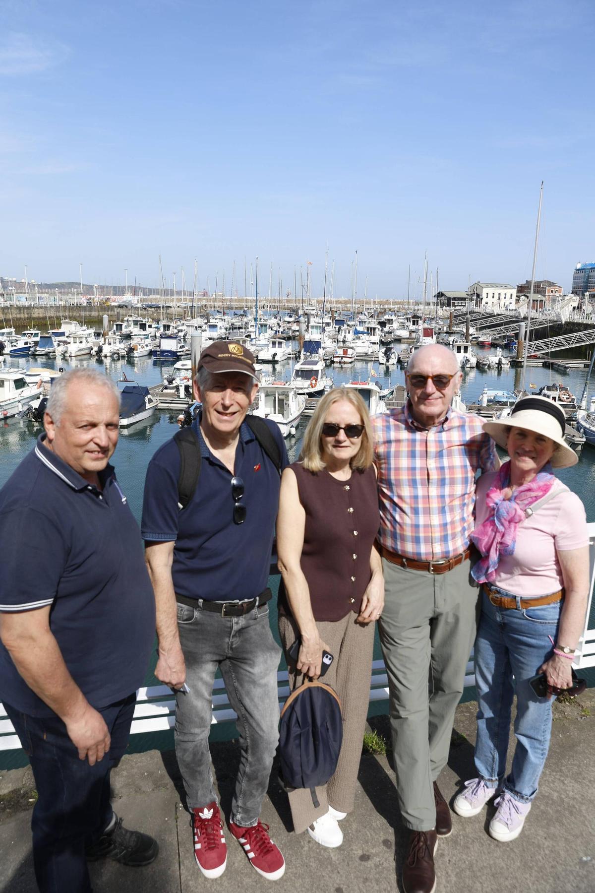 Gijón recibe a los primeros cruceristas de la temporada (en imágenes)