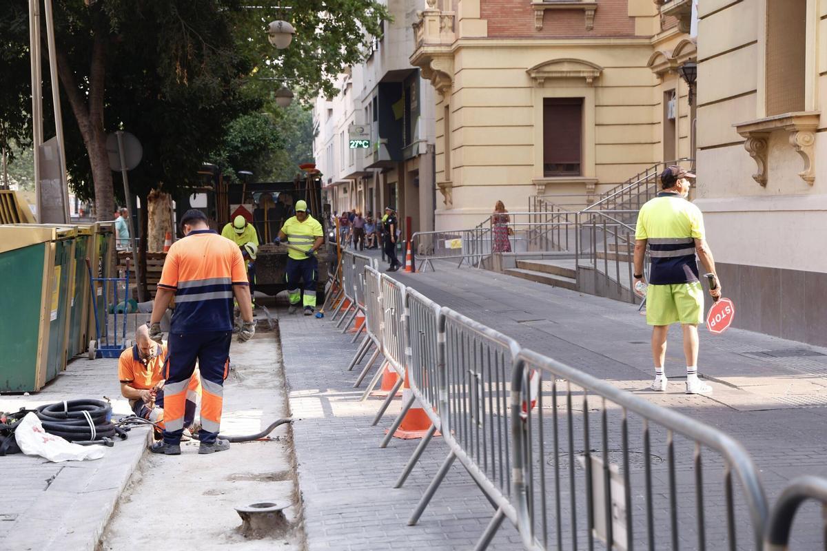 Córdoba. Plan asfalto 2026. El Ayuntamiento de Córdoba inicia el 27 de julio la retirada del adoquín en tres calles del centro y reorganiza el tráfico durante las obras. Infraestructuras comenzará el lunes la retirada de adoquín en las calles Eduardo Lucena, Conde de Robledo y Góngora con alteraciones en la circulación