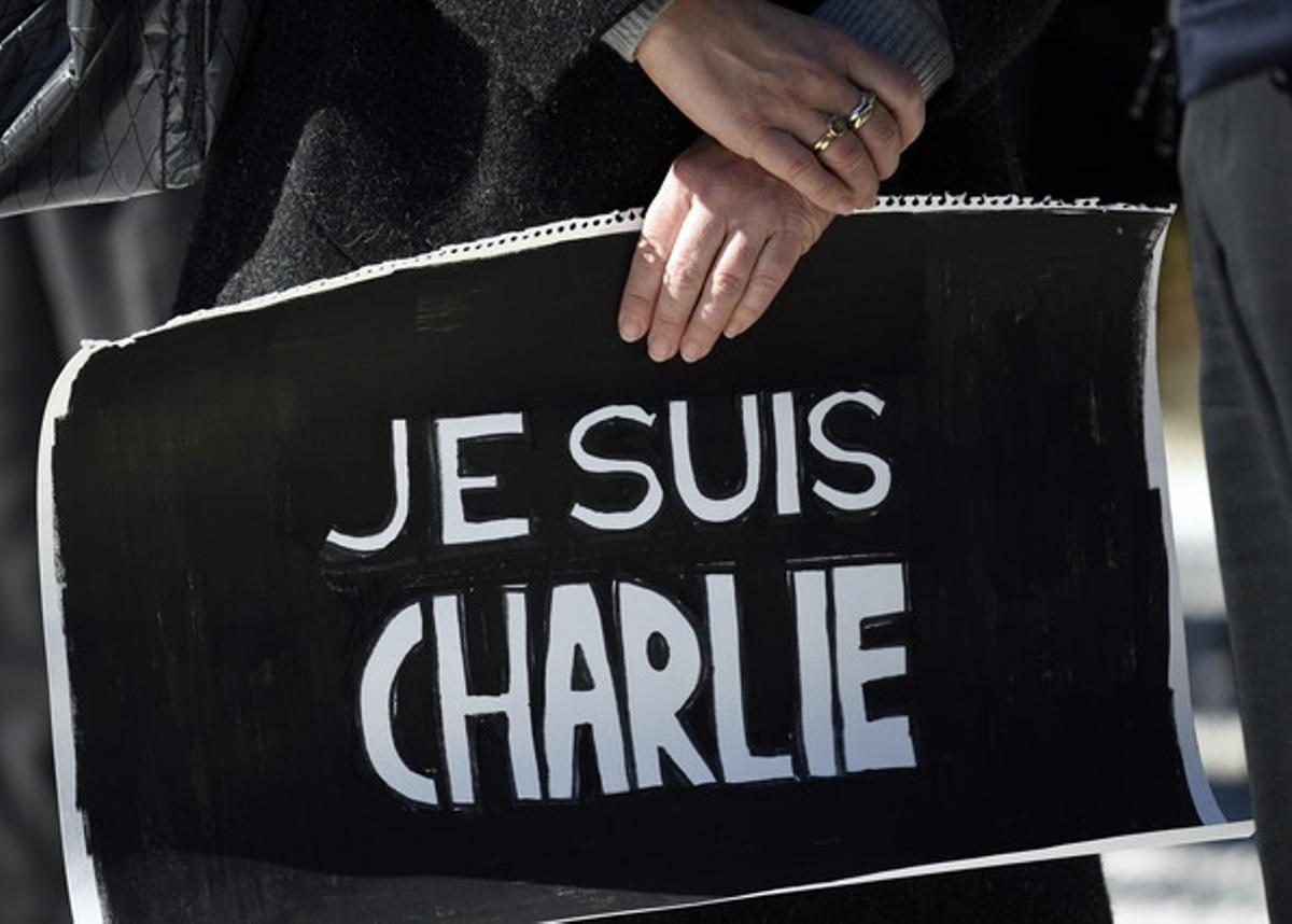 Una dona porta un cartell de suport a la revista ’Charlie Hebdo’ durant un dels múltiples homenatges que es van celebrar per tot el món l’endemà de l’atemptat a París del dia 7.