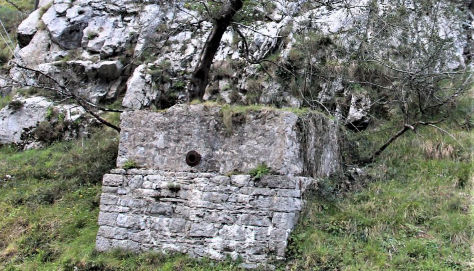 Restos del antiguo depósito de agua para el ferrocarril.